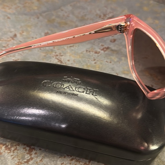 Coach CH570 sunglasses in milky pink/transparent pink frame cat eye shape - Picture 7 of 8